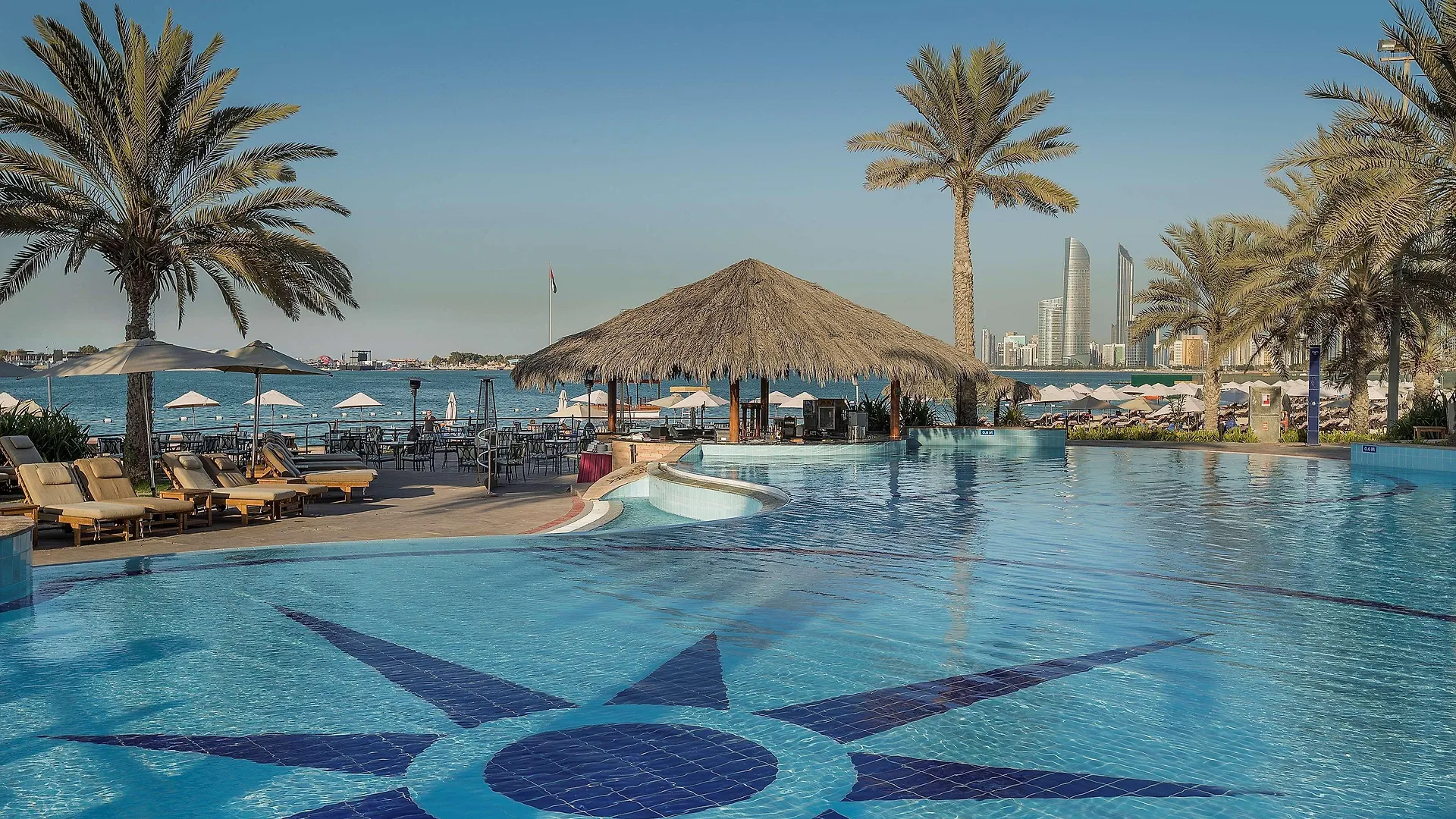Radisson Blu Hotel & Resort, Abu Dhabi Corniche 5*,