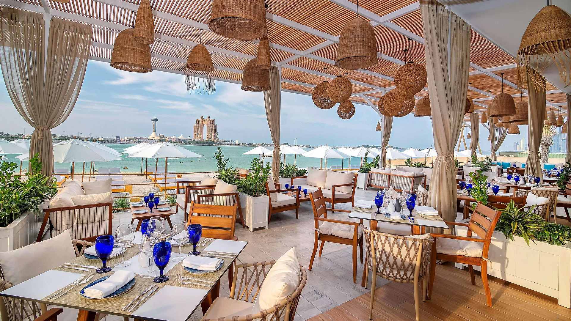 Radisson Blu Hotel & Resort, Abu Dhabi Corniche 5*,