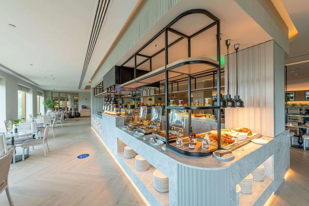 Radisson Blu Hotel & Resort, Abu Dhabi Corniche 5*,  United Arab Emirates