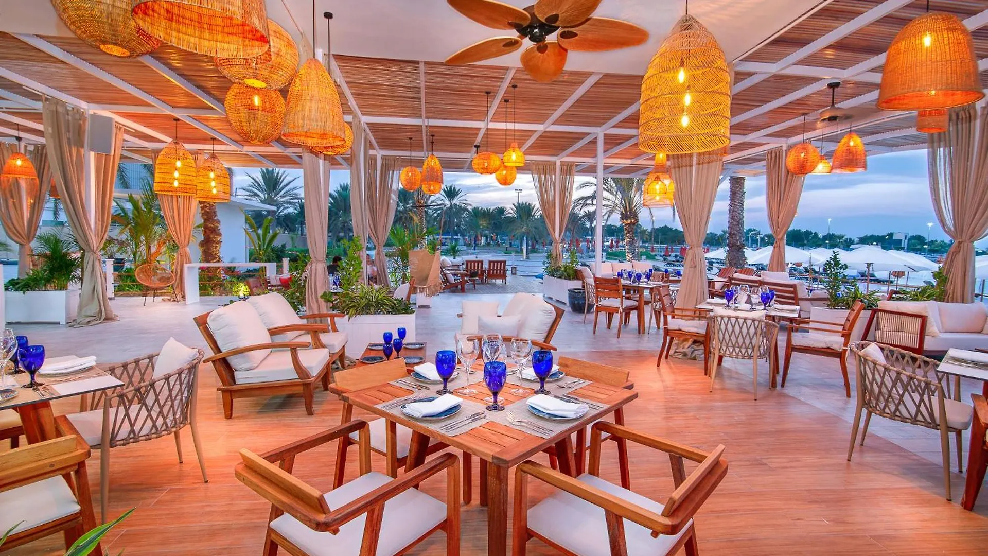 Radisson Blu Hotel & Resort, Abu Dhabi Corniche 5*,